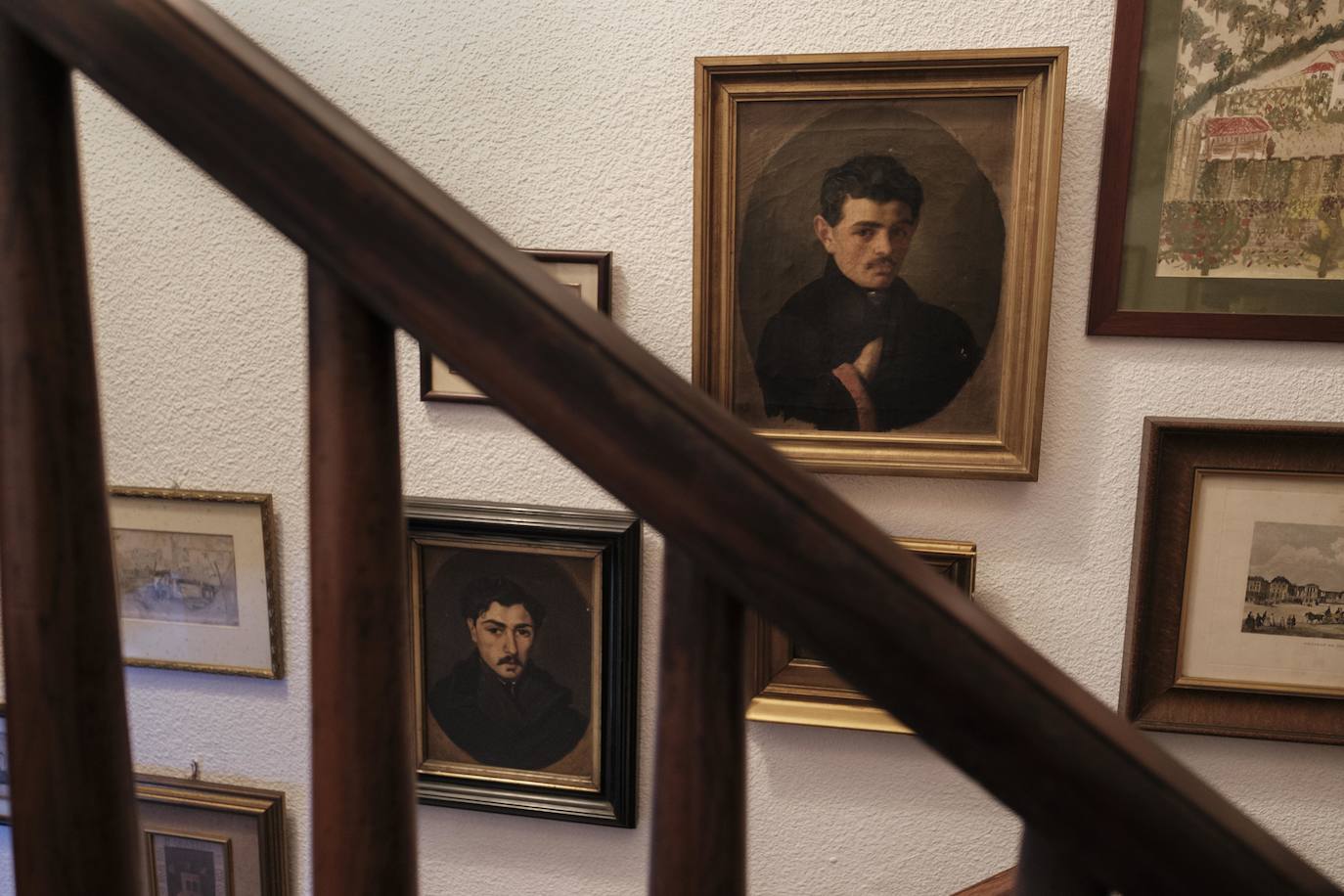 Vive rodeada de recuerdos en la casa donde crecieron sus trece hijos y en la que sigue escribiendo novelas a sus 90 años.