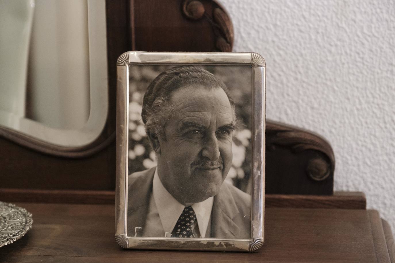 Vive rodeada de recuerdos en la casa donde crecieron sus trece hijos y en la que sigue escribiendo novelas a sus 90 años.