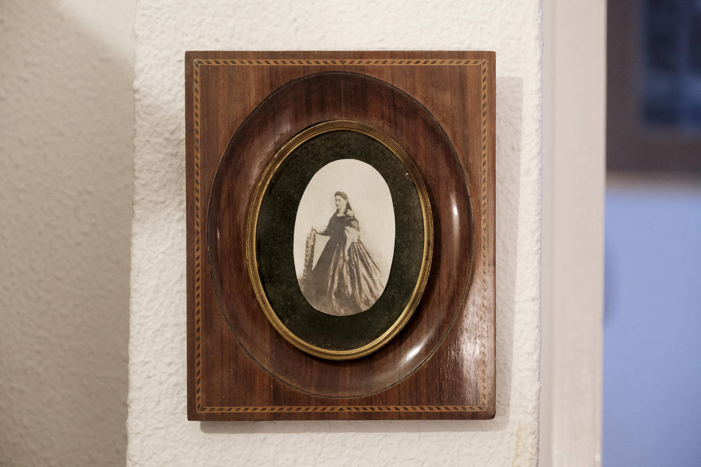 Vive rodeada de recuerdos en la casa donde crecieron sus trece hijos y en la que sigue escribiendo novelas a sus 90 años.