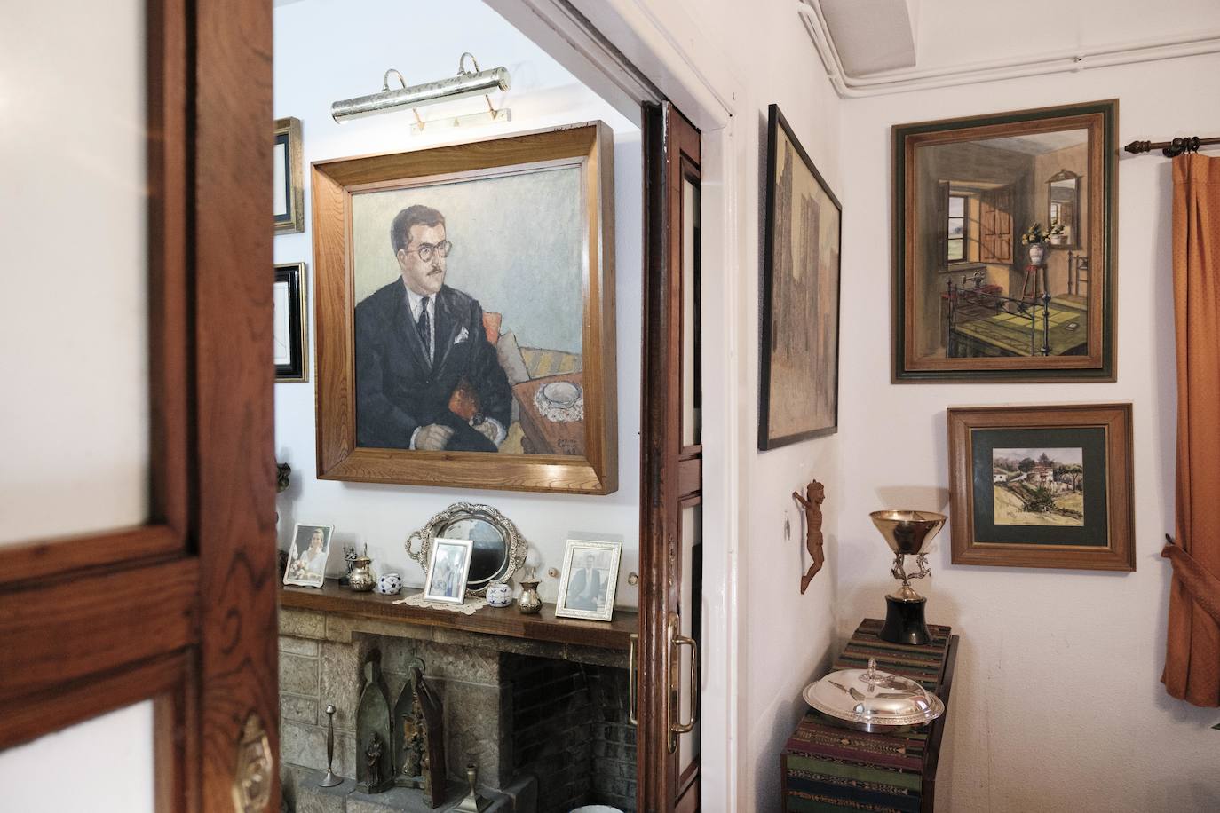 Vive rodeada de recuerdos en la casa donde crecieron sus trece hijos y en la que sigue escribiendo novelas a sus 90 años.