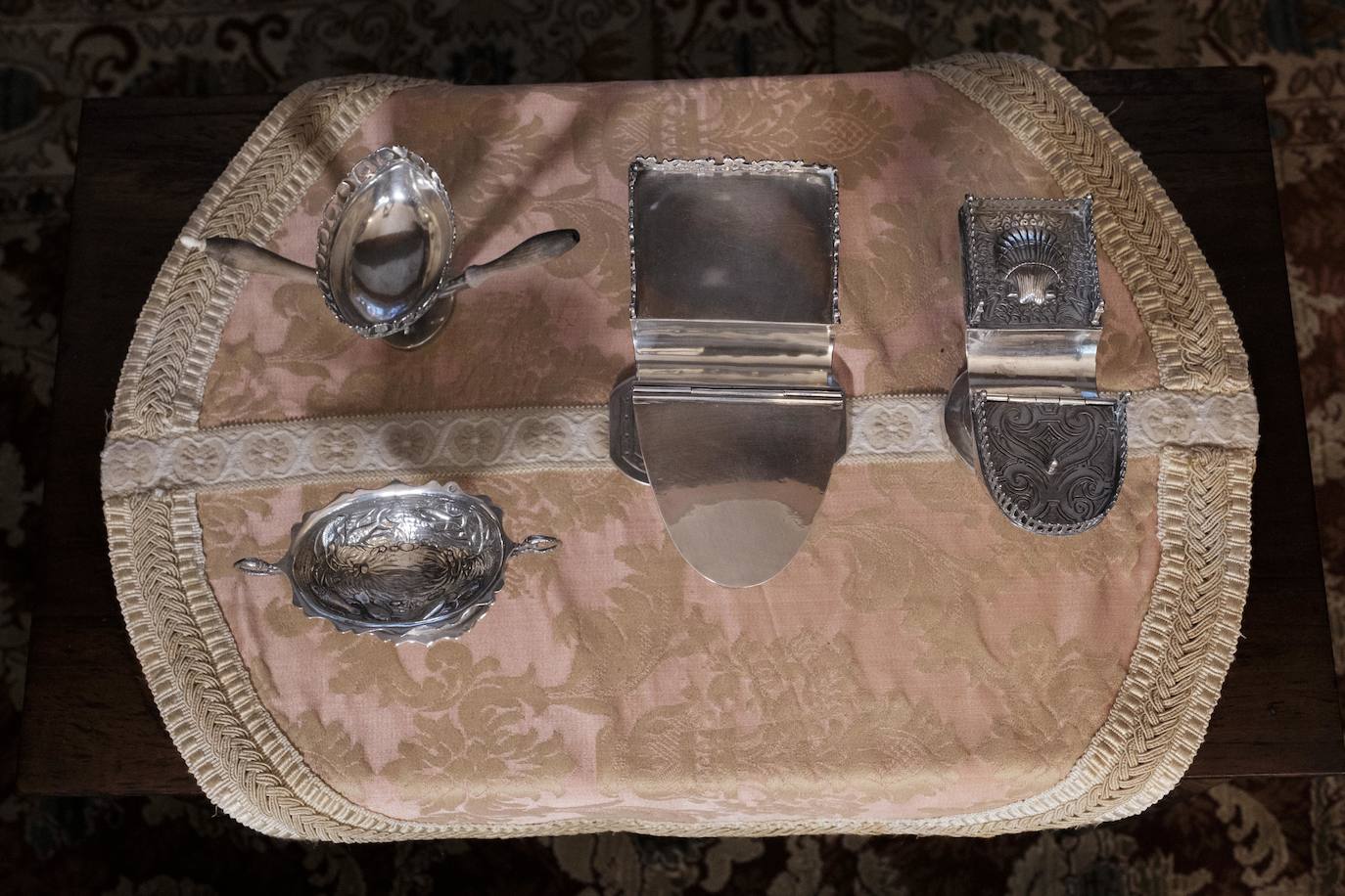 Vive rodeada de recuerdos en la casa donde crecieron sus trece hijos y en la que sigue escribiendo novelas a sus 90 años.