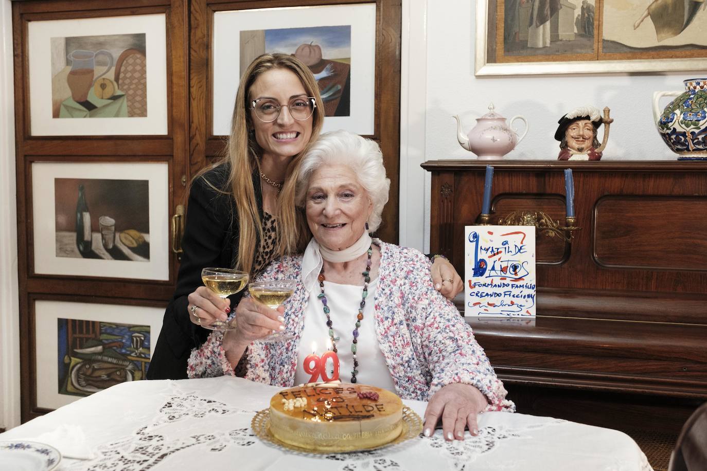 Vive rodeada de recuerdos en la casa donde crecieron sus trece hijos y en la que sigue escribiendo novelas a sus 90 años.