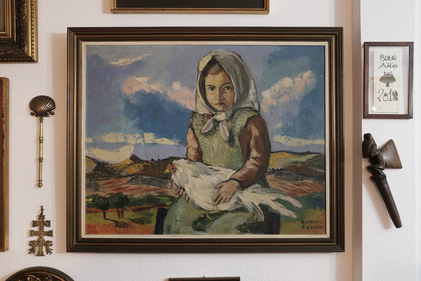 Vive rodeada de recuerdos en la casa donde crecieron sus trece hijos y en la que sigue escribiendo novelas a sus 90 años.