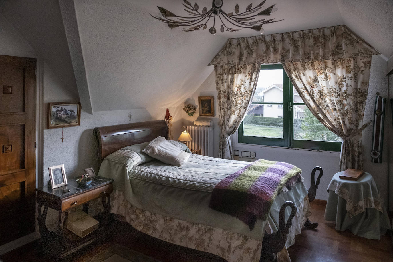 Vive rodeada de recuerdos en la casa donde crecieron sus trece hijos y en la que sigue escribiendo novelas a sus 90 años.