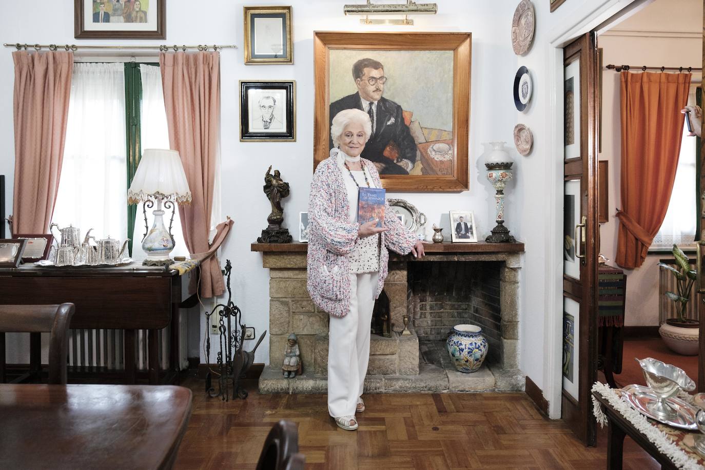 Vive rodeada de recuerdos en la casa donde crecieron sus trece hijos y en la que sigue escribiendo novelas a sus 90 años.