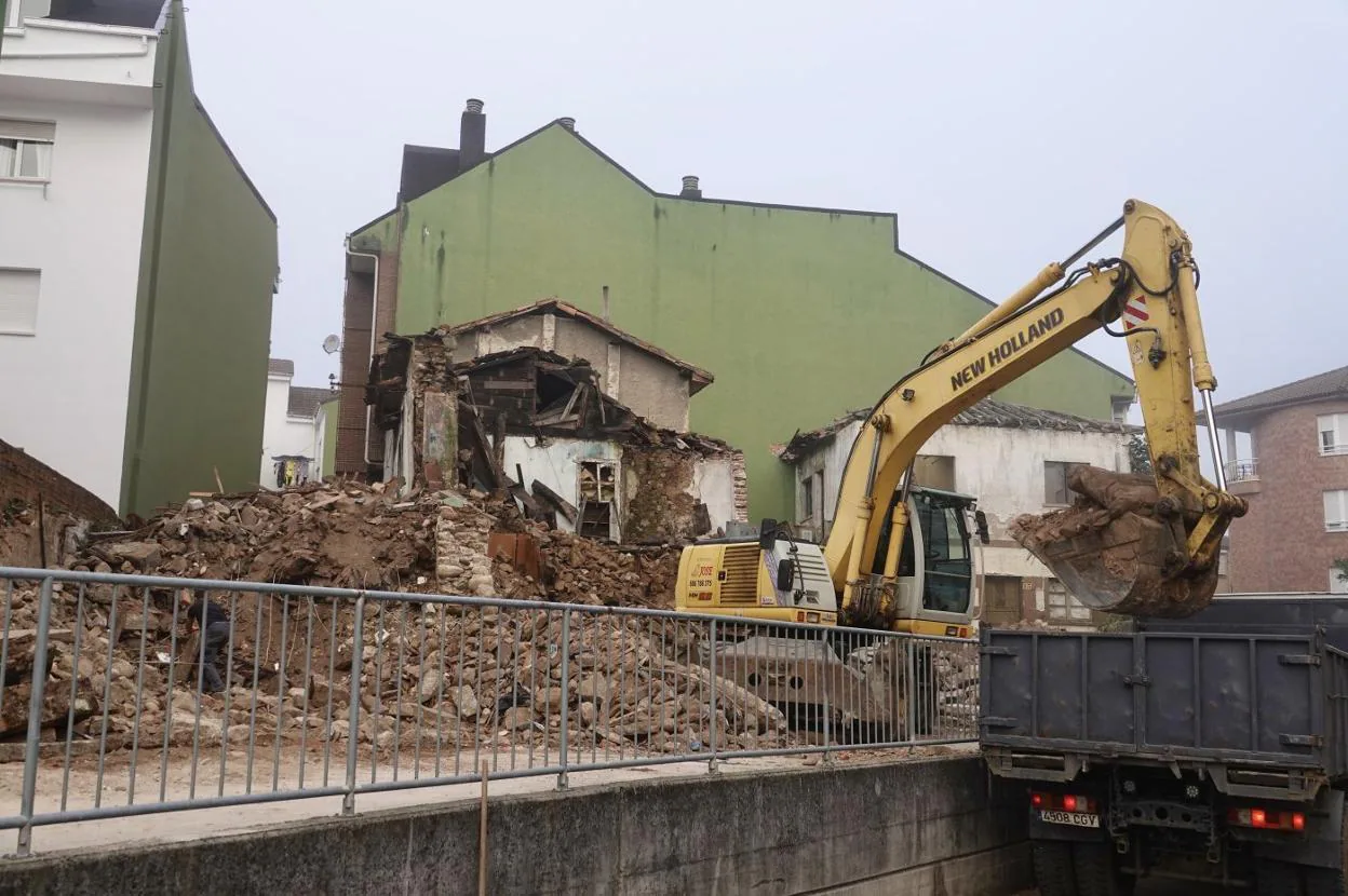 Retirada de los escombros procedentes del derribo de los edificios en ruinas de Arriondas. 