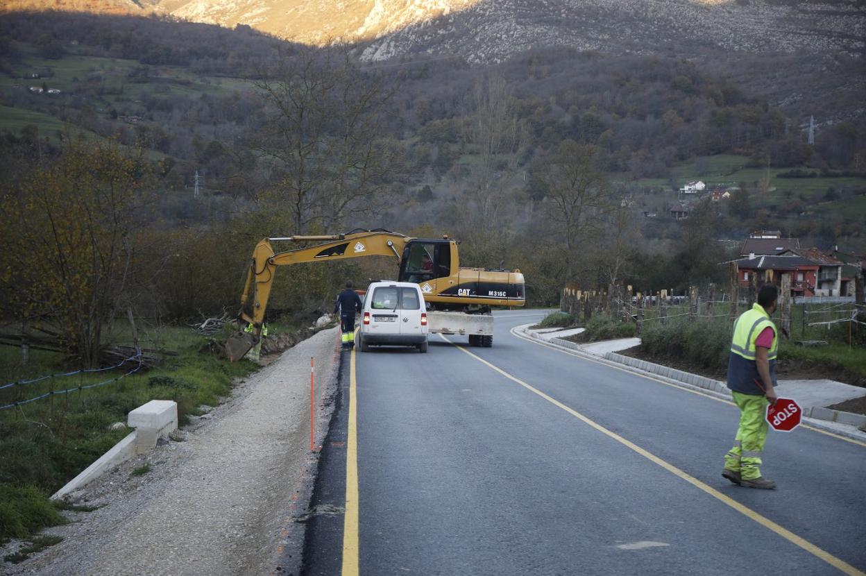 Trabajos en la SC-2, que discurre en paralero a la senda peatonal. 