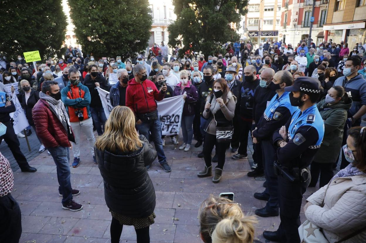 La alcaldesa de Langreo (de espaldas) se dirige a los autónomos concentrados ante el Consistorio para contarles el plan de medidas. 