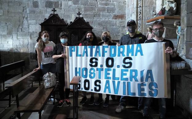 Seis hosteleros de Avilés se encierran de forma indefinida en la iglesia de San Antonio de Padua