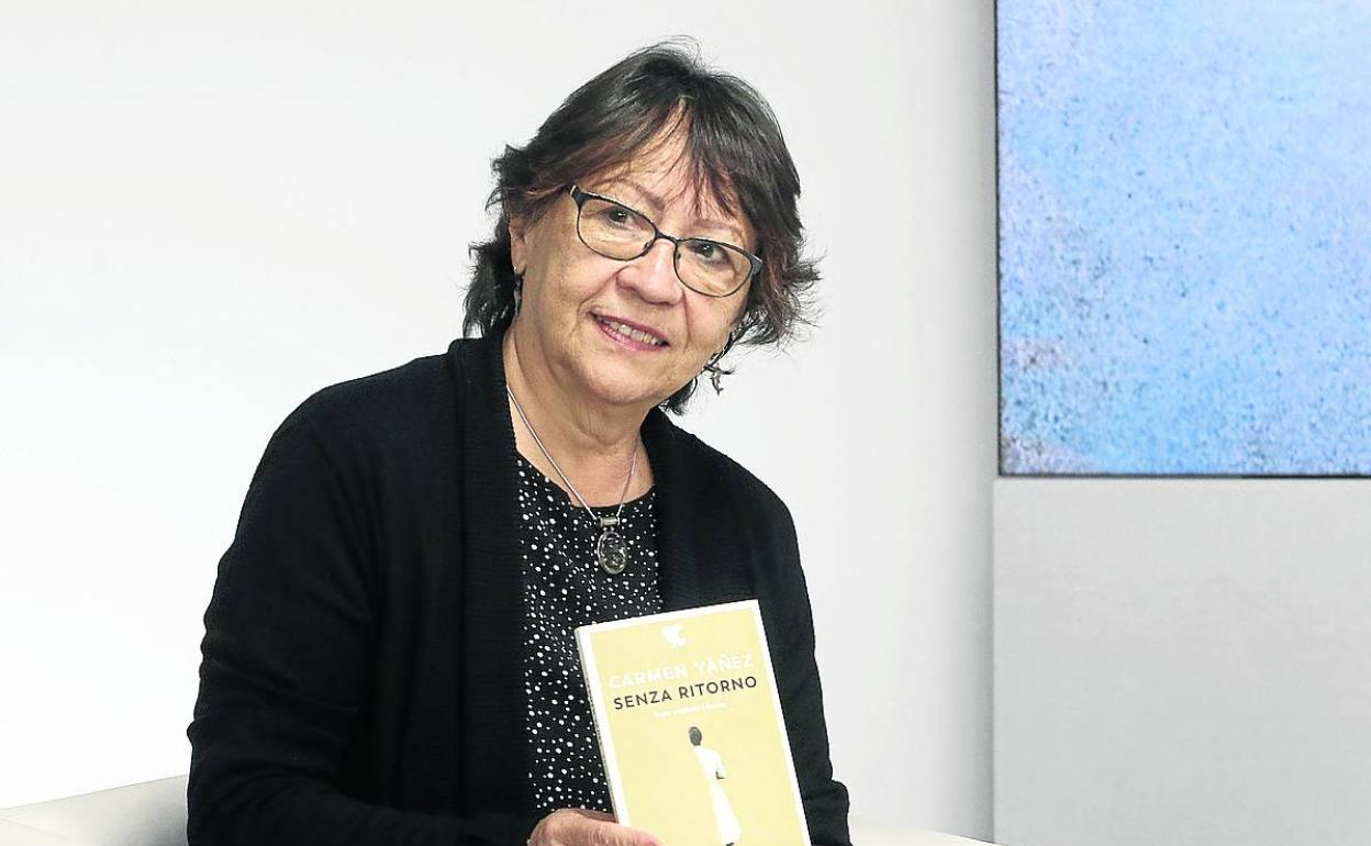La escritora Carmen Yáñez sostiene su último poemario, 'Senza ritorno', durante la presentación. 