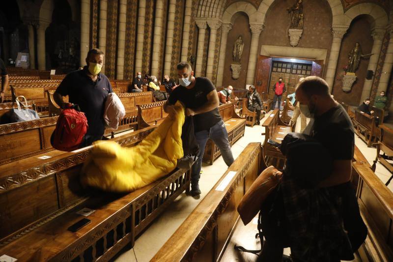 Hosteleros y comerciantes mantienen su encierro en la iglesia de La Felguera