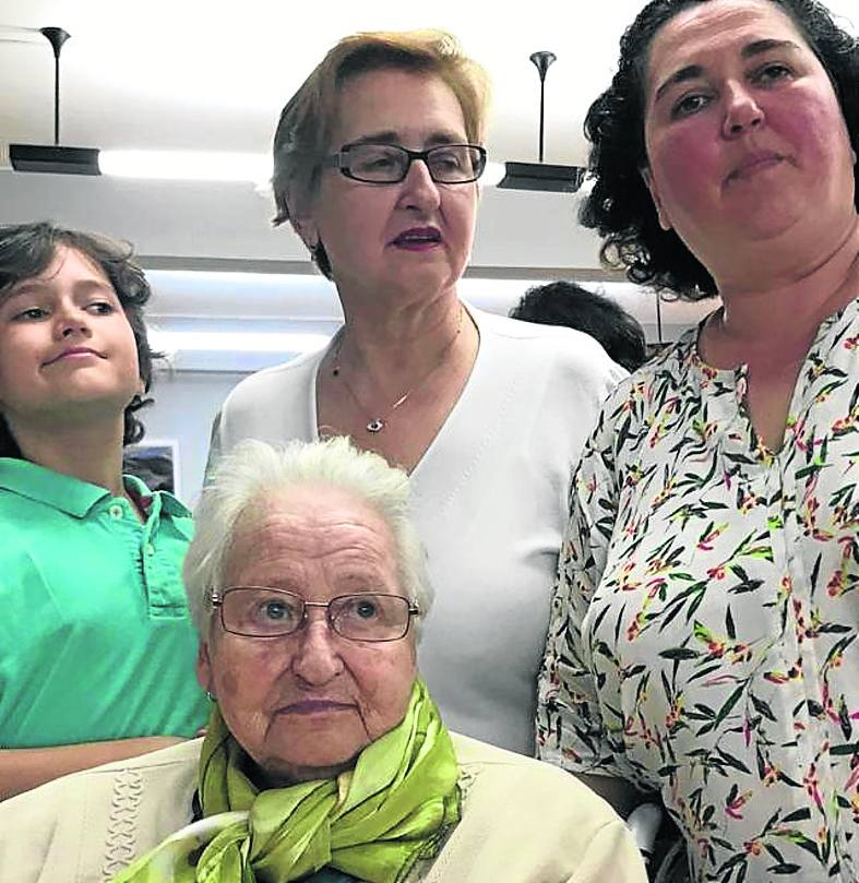 Leonor Pérez, con su hija, su nieta y su biznieto.