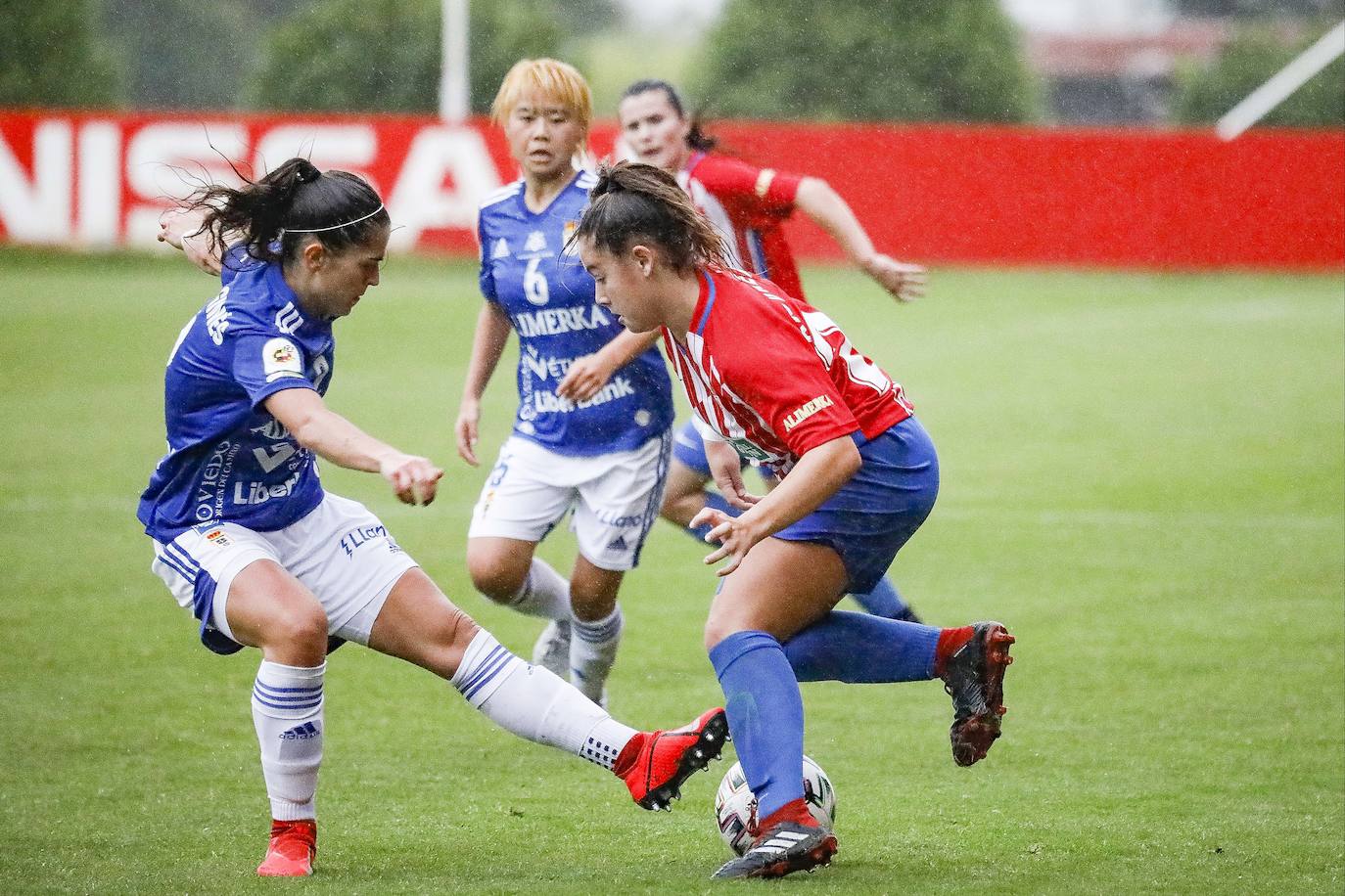 El derbi femenino celebrado este domingo en Mareo entre el Sporting y el Oviedo se saldó con un empate (1-1).