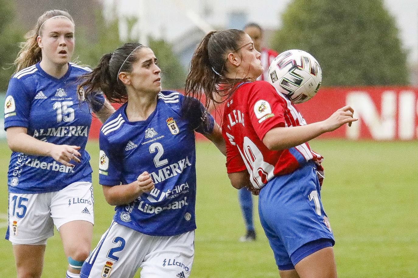 El derbi femenino celebrado este domingo en Mareo entre el Sporting y el Oviedo se saldó con un empate (1-1).