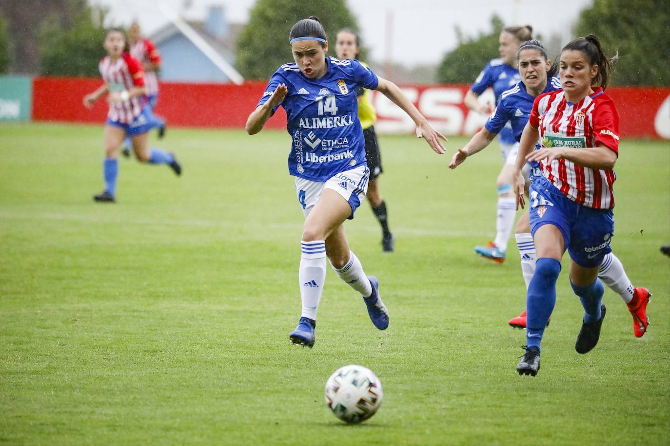 El derbi femenino celebrado este domingo en Mareo entre el Sporting y el Oviedo se saldó con un empate (1-1).