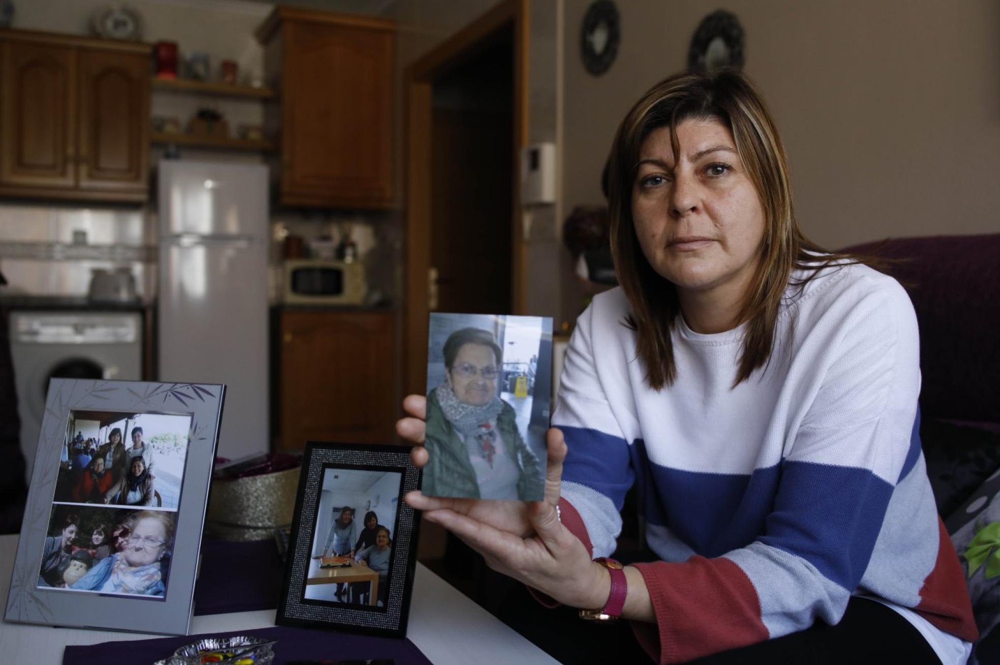 Eva Álvarez, con una fotografía de su madre, fallecida el pasado mes de julio.