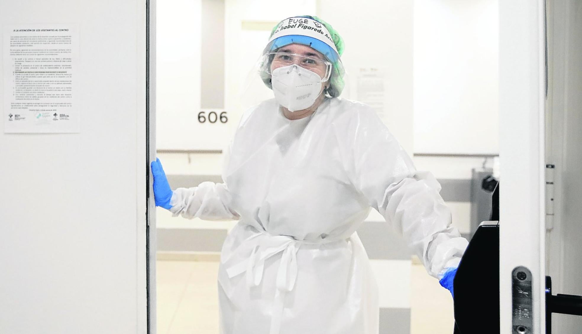 Residencia privada.Eugenia Allende, en la planta covid del Hospital Gijón, donde trabaja de gerocultora.