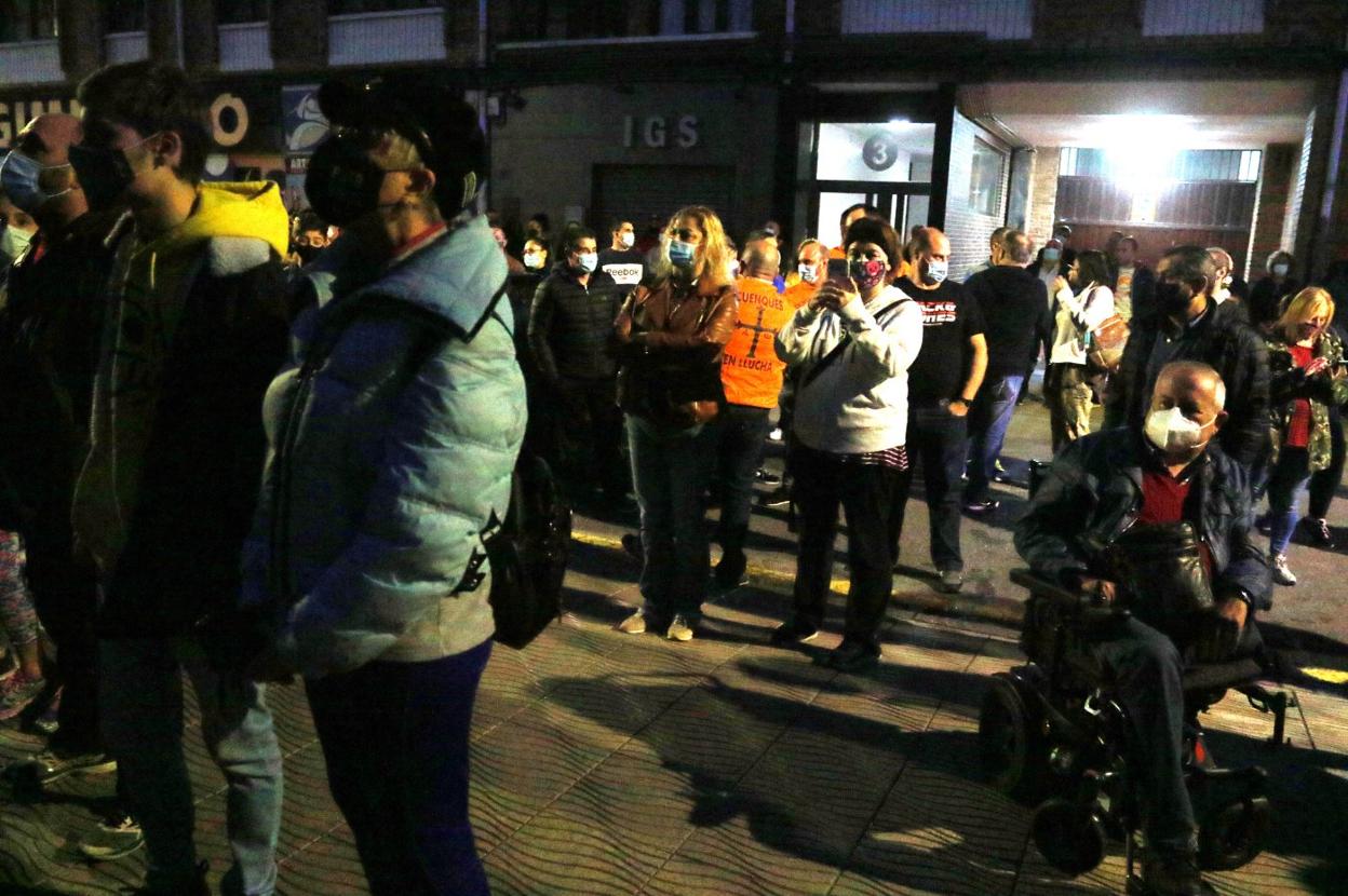 Numerosos vecinos ý compañeros acuden cada día a las puertas del templo en señal de apoyo. 