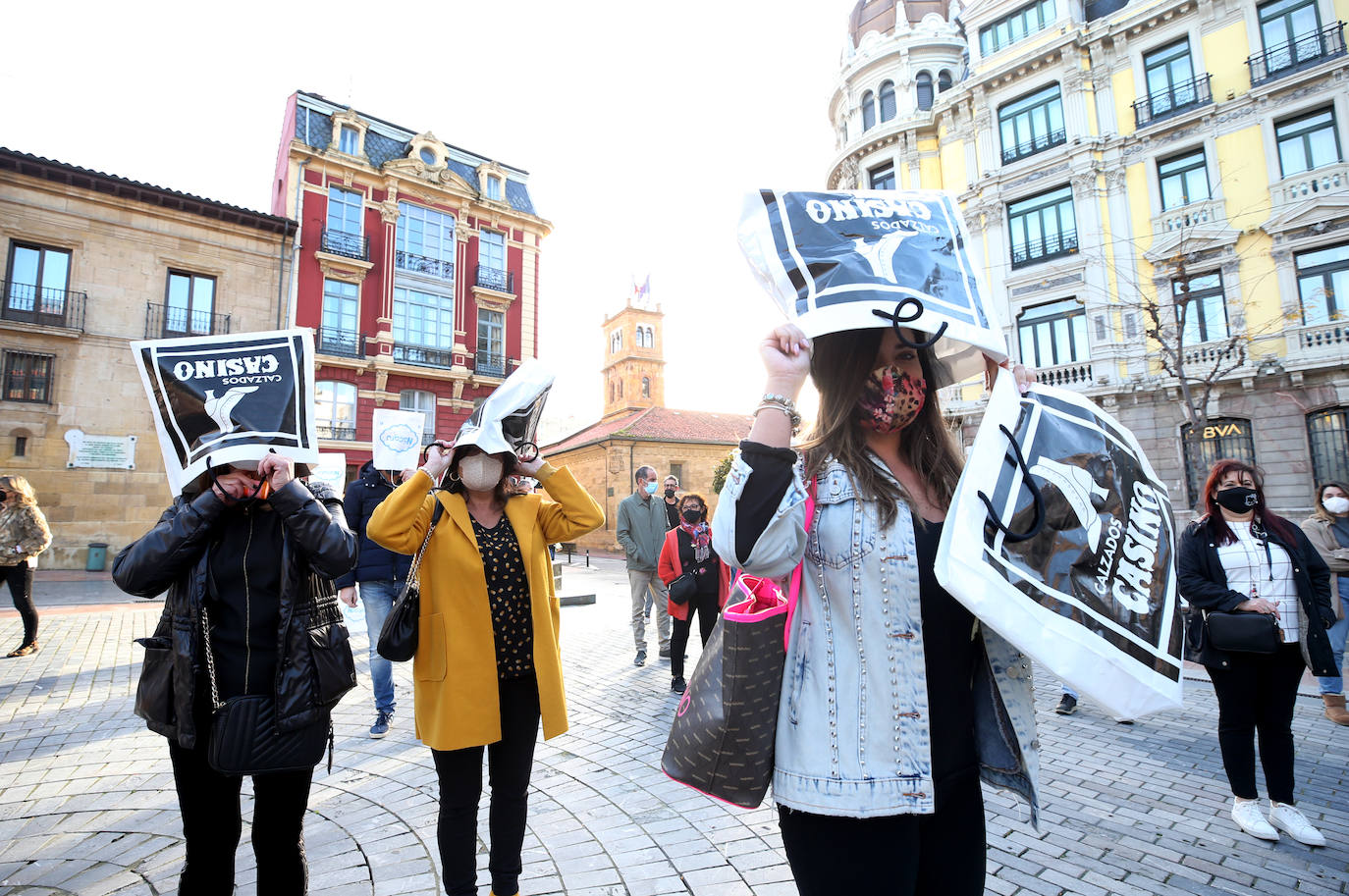 El presidente del Principado ha anunciado este lunes que todavía habrá que esperar al menos hasta el próximo lunes para ver la evolución de la pandemia antes de decidir la reapertura de los comercios y establecimientos hosteleros. Esta decisión ha provocado las quejas de los trabajadores de los sectores afectados, que han vuelto a protestar en las calles de Oviedo. 