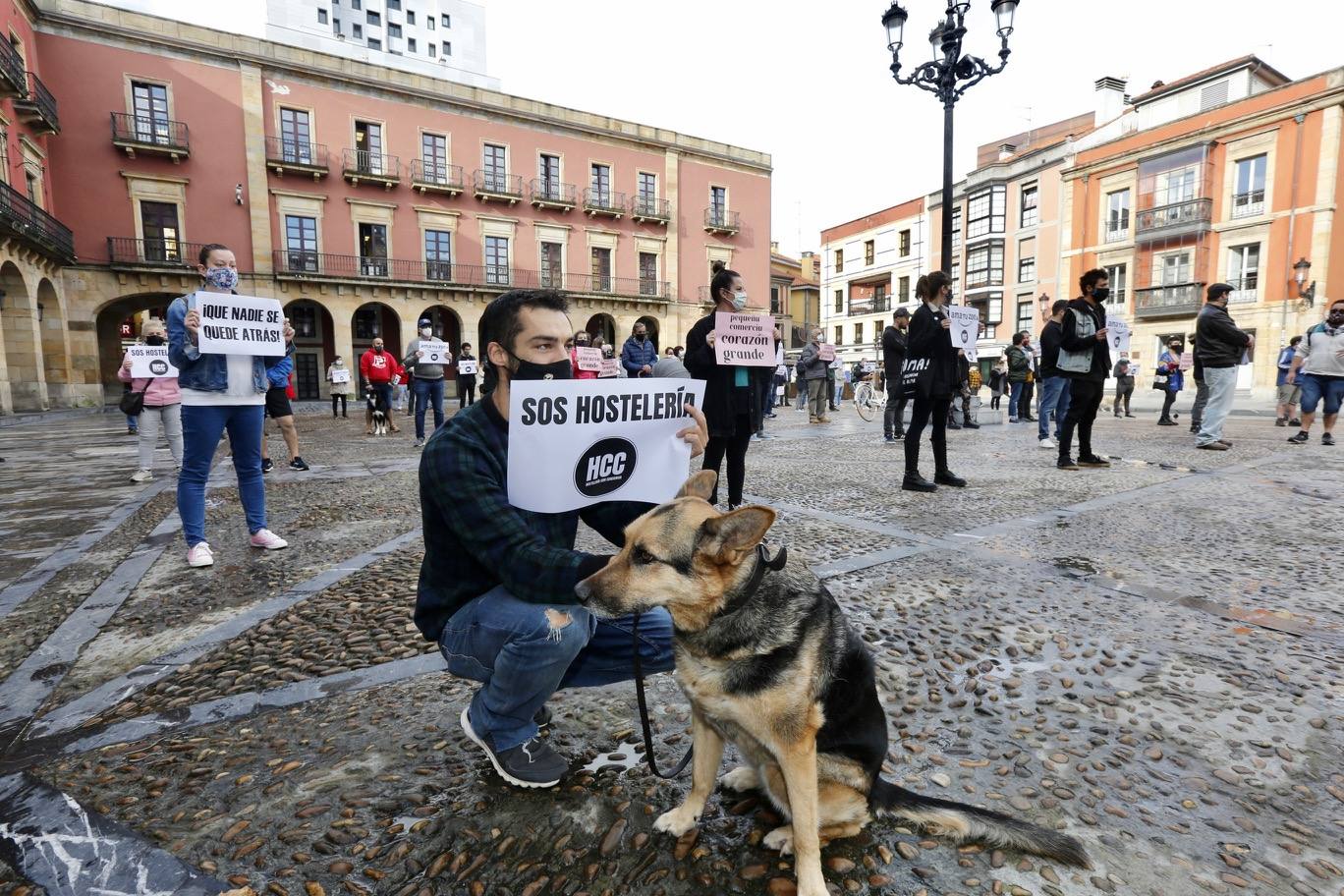 Buena parte del comercio y la hostelería asturiana llevan sin poder abrir desde el pasado 4 de noviembre, a causa de las medidas decretadas por el Gobierno regional para intentar frenar la segunda oleada de la pandemia. Desde entonces, los profesionales no han dejado de reivindicar en las calles de todo el Principado ayudas para el sector que permitan paliar las pérdidas ocasionadas por el cierre obligatorio. Así han sido las protestas que hosteleros y comerciantes protagonizaron la pasada semana. 