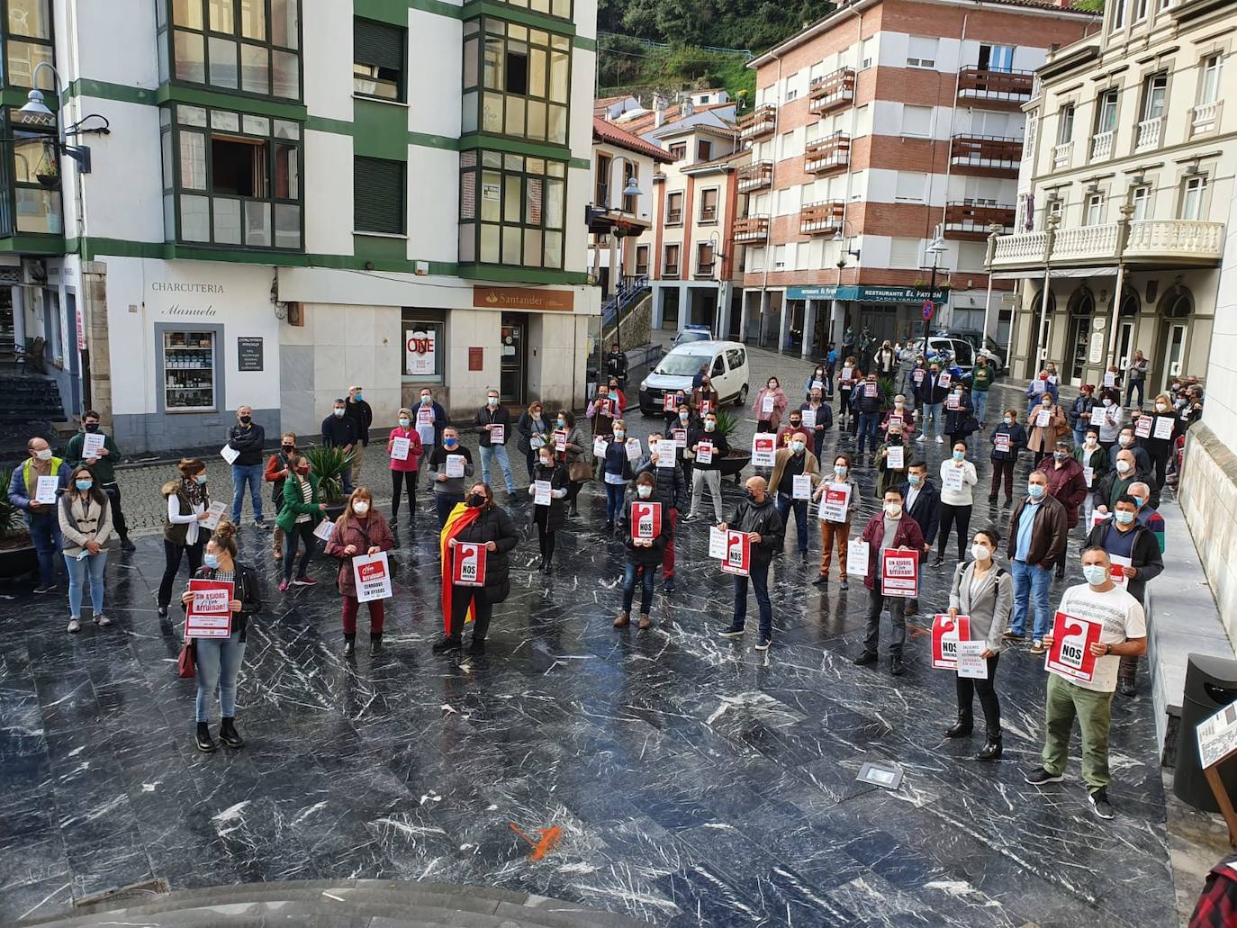 Buena parte del comercio y la hostelería asturiana llevan sin poder abrir desde el pasado 4 de noviembre, a causa de las medidas decretadas por el Gobierno regional para intentar frenar la segunda oleada de la pandemia. Desde entonces, los profesionales no han dejado de reivindicar en las calles de todo el Principado ayudas para el sector que permitan paliar las pérdidas ocasionadas por el cierre obligatorio. Así han sido las protestas que hosteleros y comerciantes protagonizaron la pasada semana. 