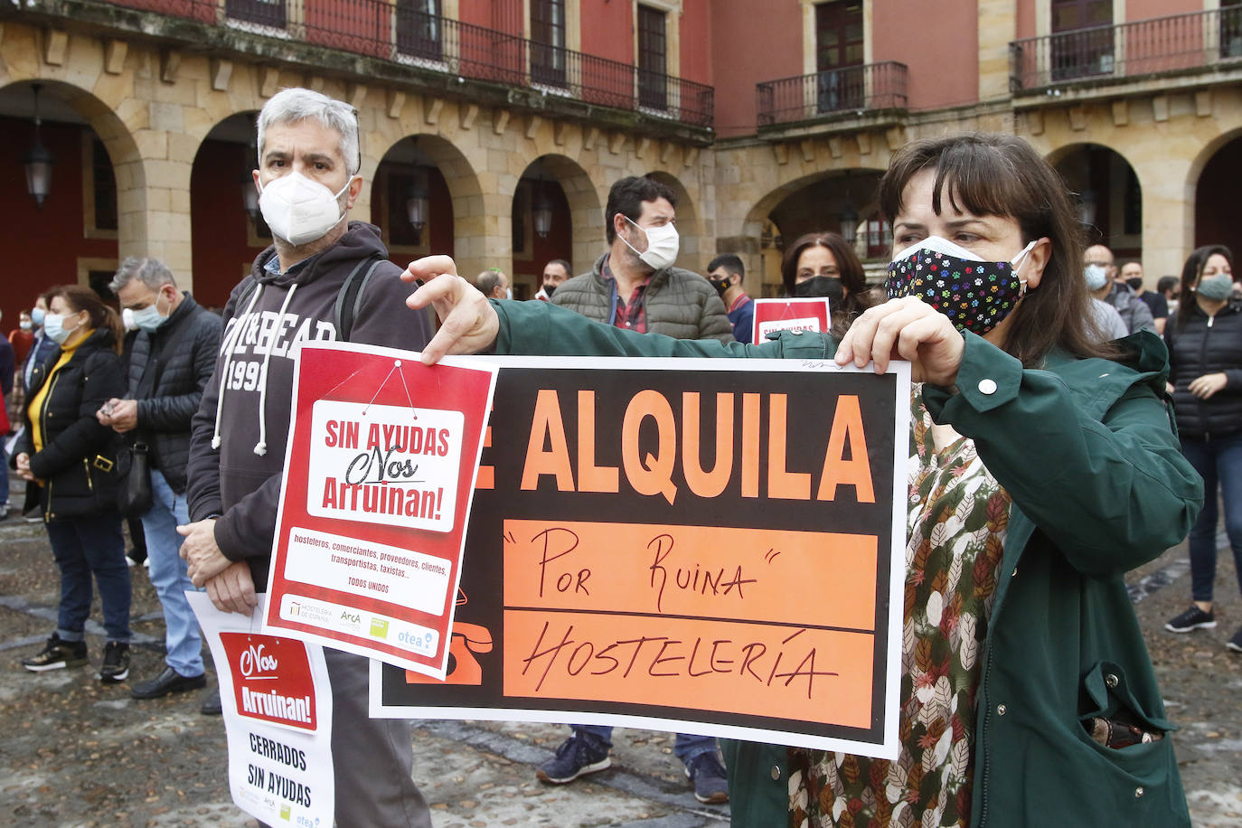 Buena parte del comercio y la hostelería asturiana llevan sin poder abrir desde el pasado 4 de noviembre, a causa de las medidas decretadas por el Gobierno regional para intentar frenar la segunda oleada de la pandemia. Desde entonces, los profesionales no han dejado de reivindicar en las calles de todo el Principado ayudas para el sector que permitan paliar las pérdidas ocasionadas por el cierre obligatorio. Así han sido las protestas que hosteleros y comerciantes protagonizaron la pasada semana. 