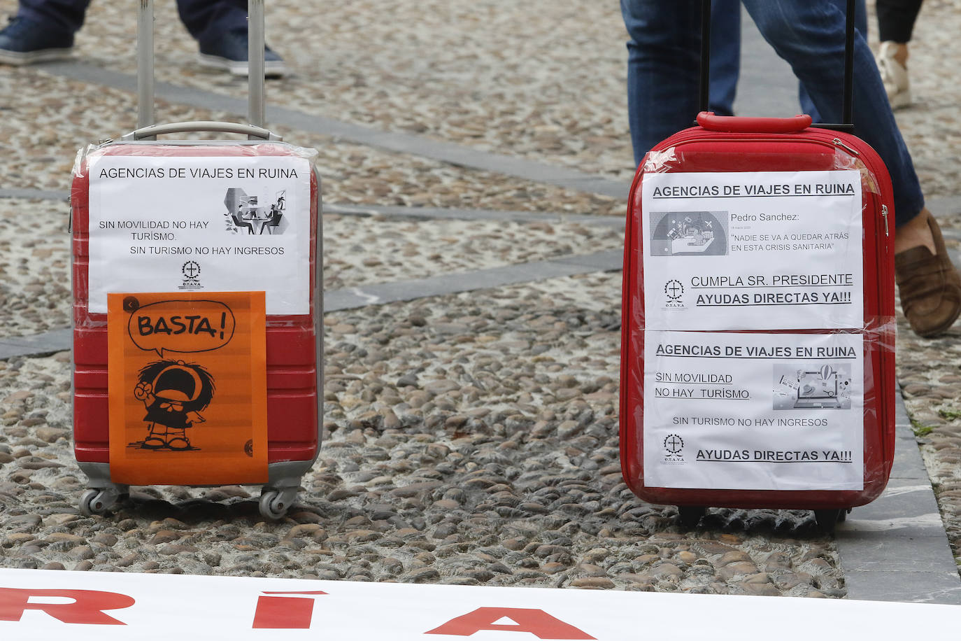 Buena parte del comercio y la hostelería asturiana llevan sin poder abrir desde el pasado 4 de noviembre, a causa de las medidas decretadas por el Gobierno regional para intentar frenar la segunda oleada de la pandemia. Desde entonces, los profesionales no han dejado de reivindicar en las calles de todo el Principado ayudas para el sector que permitan paliar las pérdidas ocasionadas por el cierre obligatorio. Así han sido las protestas que hosteleros y comerciantes protagonizaron la pasada semana. 