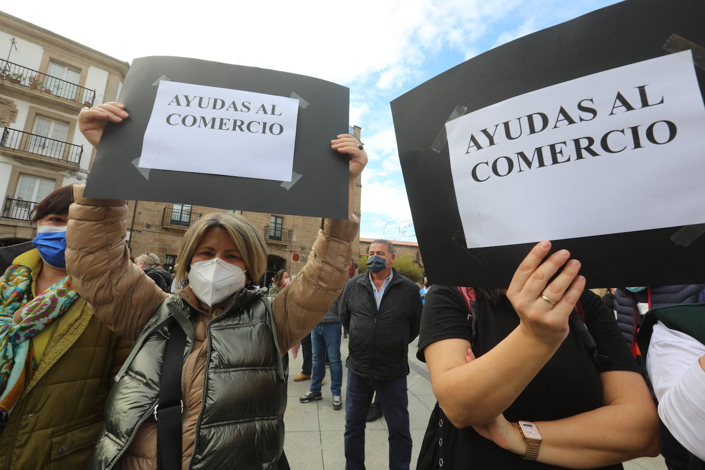 Buena parte del comercio y la hostelería asturiana llevan sin poder abrir desde el pasado 4 de noviembre, a causa de las medidas decretadas por el Gobierno regional para intentar frenar la segunda oleada de la pandemia. Desde entonces, los profesionales no han dejado de reivindicar en las calles de todo el Principado ayudas para el sector que permitan paliar las pérdidas ocasionadas por el cierre obligatorio. Así han sido las protestas que hosteleros y comerciantes protagonizaron la pasada semana. 