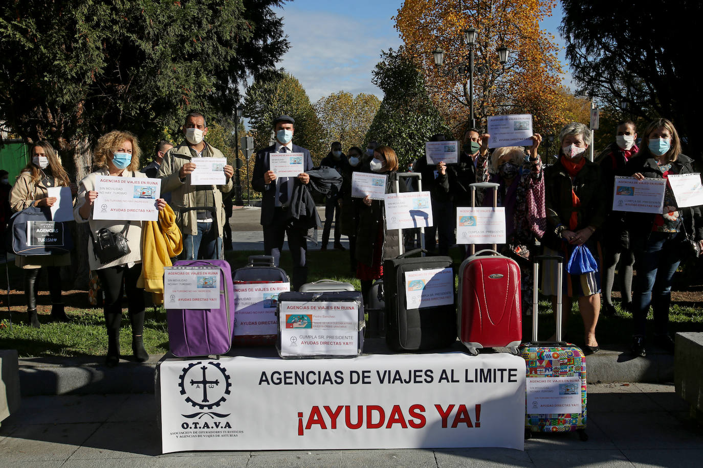 Buena parte del comercio y la hostelería asturiana llevan sin poder abrir desde el pasado 4 de noviembre, a causa de las medidas decretadas por el Gobierno regional para intentar frenar la segunda oleada de la pandemia. Desde entonces, los profesionales no han dejado de reivindicar en las calles de todo el Principado ayudas para el sector que permitan paliar las pérdidas ocasionadas por el cierre obligatorio. Así han sido las protestas que hosteleros y comerciantes protagonizaron la pasada semana. 