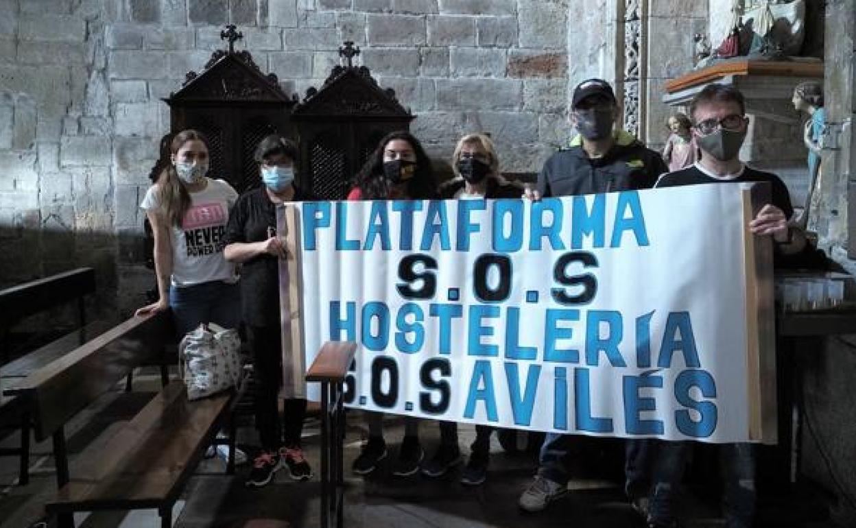 Un grupo de hosteleros encerrados en la iglesia de San Antonio de Padua, en Avilés. 