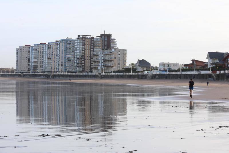 Los usuarios del arenal castrillonense se quejan de que la zona del Balneario está cubierta por rocas de gran tamaño. El Ayuntamiento sostiene que la pérdida de arena se debe a la fuerza de las mareas.