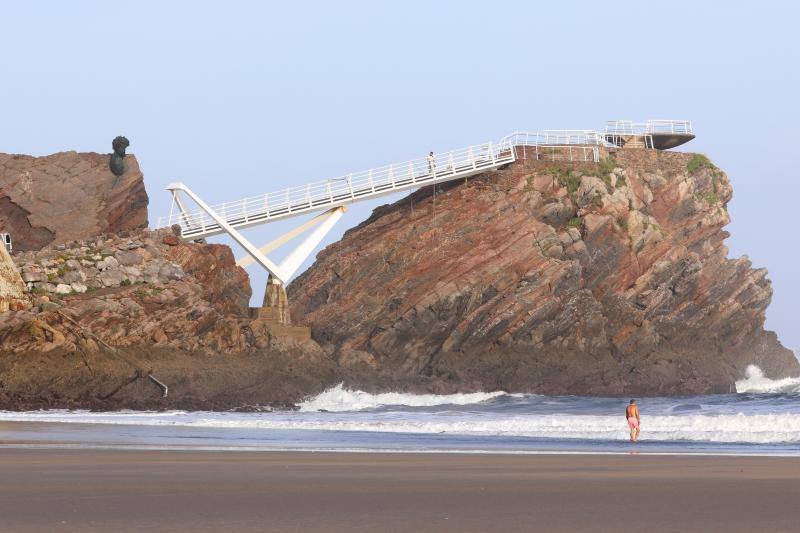 Los usuarios del arenal castrillonense se quejan de que la zona del Balneario está cubierta por rocas de gran tamaño. El Ayuntamiento sostiene que la pérdida de arena se debe a la fuerza de las mareas.