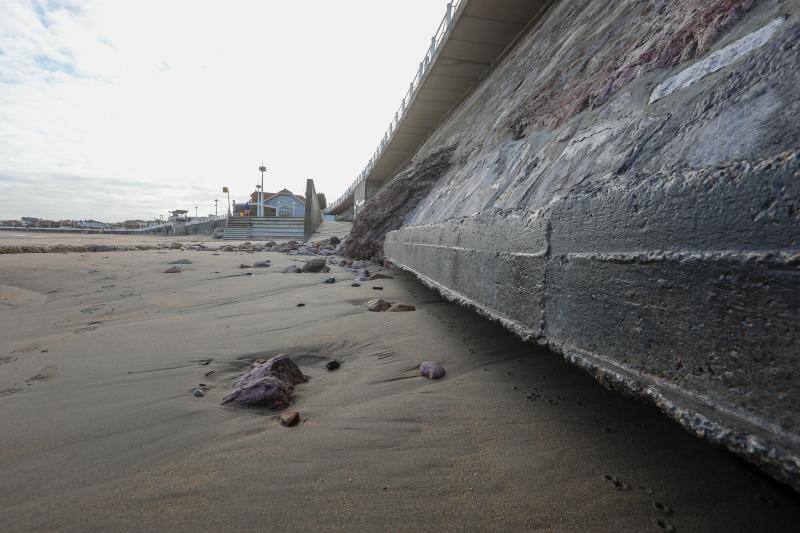 Los usuarios del arenal castrillonense se quejan de que la zona del Balneario está cubierta por rocas de gran tamaño. El Ayuntamiento sostiene que la pérdida de arena se debe a la fuerza de las mareas.