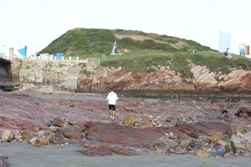 Los usuarios del arenal castrillonense se quejan de que la zona del Balneario está cubierta por rocas de gran tamaño. El Ayuntamiento sostiene que la pérdida de arena se debe a la fuerza de las mareas.