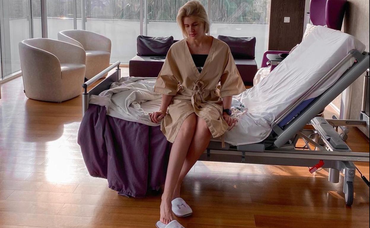 Adriana ha tenido que ser operada de urgencia. 