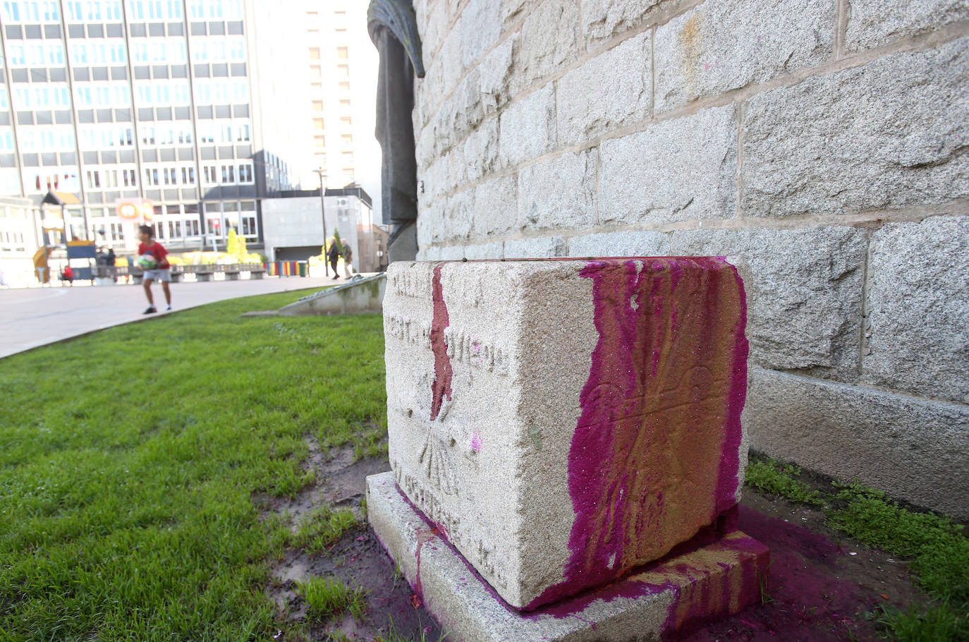 Monolito de la plaza del Fresno propiedad de la Hermandad de Defensores de Oviedo, que amaneció hace dos años pintando con la bandera de España