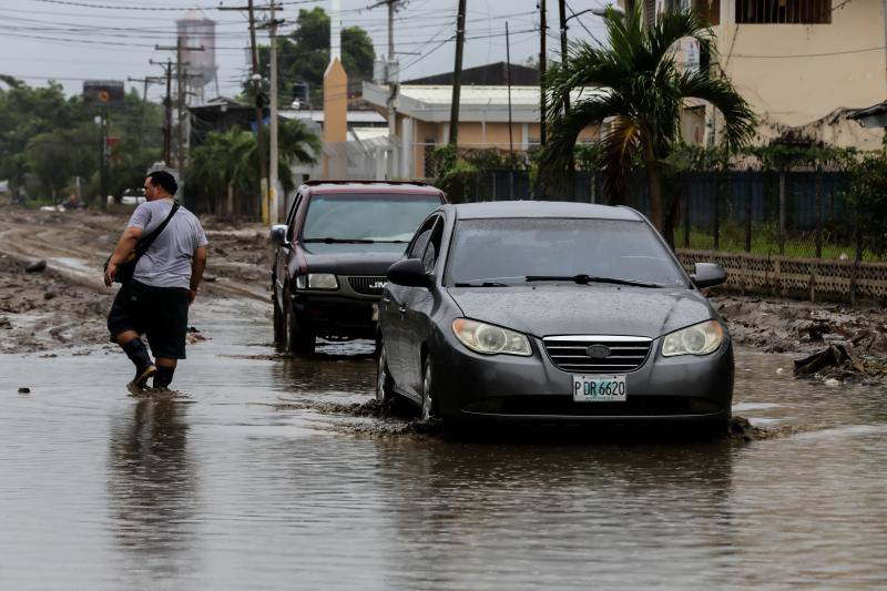 Después de arrasar Honduras, el huracán Iota golpeó este martes con fuerza Nicaragua. Ciudades como Jinotega y Nueva Segovia amanecieron con hoteles sin techo y regueros de árboles caídos que bloqueaban los accesos. Era el segundo ciclón de características devastadoras que arrasa Centroamérica en menos de dos semanas, algo especialmente inusual a estas alturas de la temporada en la que ya no suelen darse esos fenómenos.