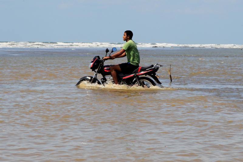 Después de arrasar Honduras, el huracán Iota golpeó este martes con fuerza Nicaragua. Ciudades como Jinotega y Nueva Segovia amanecieron con hoteles sin techo y regueros de árboles caídos que bloqueaban los accesos. Era el segundo ciclón de características devastadoras que arrasa Centroamérica en menos de dos semanas, algo especialmente inusual a estas alturas de la temporada en la que ya no suelen darse esos fenómenos.