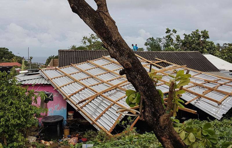 Después de arrasar Honduras, el huracán Iota golpeó este martes con fuerza Nicaragua. Ciudades como Jinotega y Nueva Segovia amanecieron con hoteles sin techo y regueros de árboles caídos que bloqueaban los accesos. Era el segundo ciclón de características devastadoras que arrasa Centroamérica en menos de dos semanas, algo especialmente inusual a estas alturas de la temporada en la que ya no suelen darse esos fenómenos.