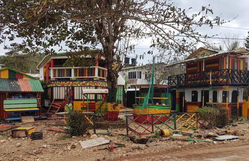 Después de arrasar Honduras, el huracán Iota golpeó este martes con fuerza Nicaragua. Ciudades como Jinotega y Nueva Segovia amanecieron con hoteles sin techo y regueros de árboles caídos que bloqueaban los accesos. Era el segundo ciclón de características devastadoras que arrasa Centroamérica en menos de dos semanas, algo especialmente inusual a estas alturas de la temporada en la que ya no suelen darse esos fenómenos.