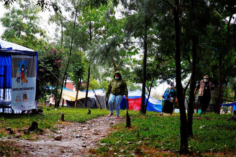 Después de arrasar Honduras, el huracán Iota golpeó este martes con fuerza Nicaragua. Ciudades como Jinotega y Nueva Segovia amanecieron con hoteles sin techo y regueros de árboles caídos que bloqueaban los accesos. Era el segundo ciclón de características devastadoras que arrasa Centroamérica en menos de dos semanas, algo especialmente inusual a estas alturas de la temporada en la que ya no suelen darse esos fenómenos.