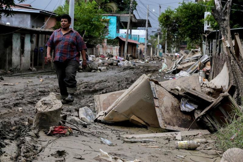 Después de arrasar Honduras, el huracán Iota golpeó este martes con fuerza Nicaragua. Ciudades como Jinotega y Nueva Segovia amanecieron con hoteles sin techo y regueros de árboles caídos que bloqueaban los accesos. Era el segundo ciclón de características devastadoras que arrasa Centroamérica en menos de dos semanas, algo especialmente inusual a estas alturas de la temporada en la que ya no suelen darse esos fenómenos.