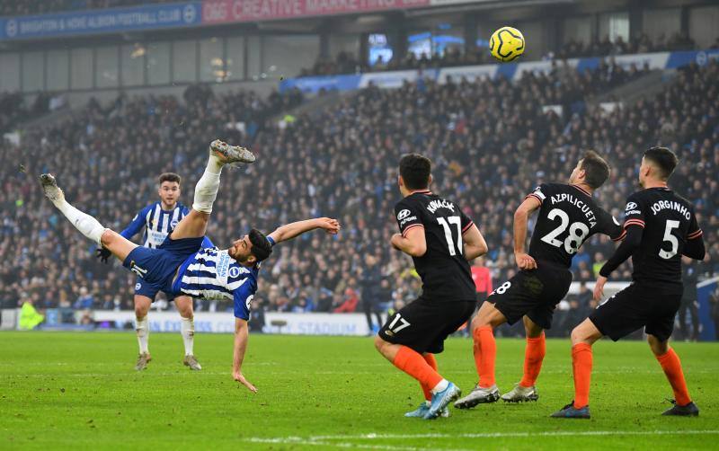 Alireza Jahanbakhsh de Brighton & Hove Albion anota su primer gol contra el Chelsea en un partido de la Premier League en el American Express Community Stadium en Brighton, Gran Bretaña, 1 de enero de 2020.