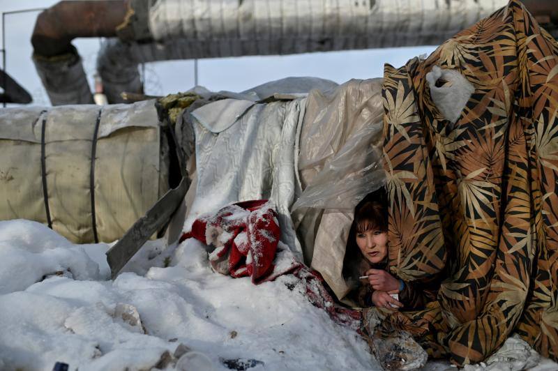 Galiya, de 29 años, que no tiene hogar, mira desde un refugio improvisado en Omsk, Rusia, 14 de febrero de 2020. 