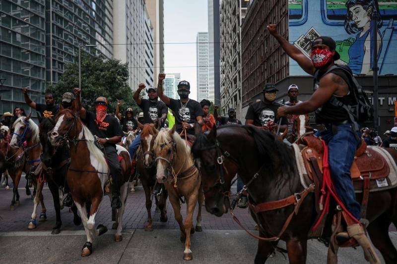 Manifestantes a caballo protestan contra el racismo y la brutalidad policial tras la muerte a manos de la policía de George Floyd en Minneapolis, en el centro de Houston, Texas, EE. UU., 2 de junio de 2020. 