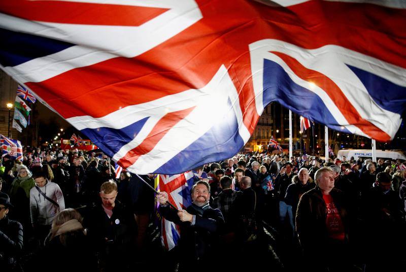 Un hombre agita una bandera británica el 31 de enero, día en el que el Brexit fue definitivo. En Londres, Gran Bretaña, el 31 de enero de 2020. 