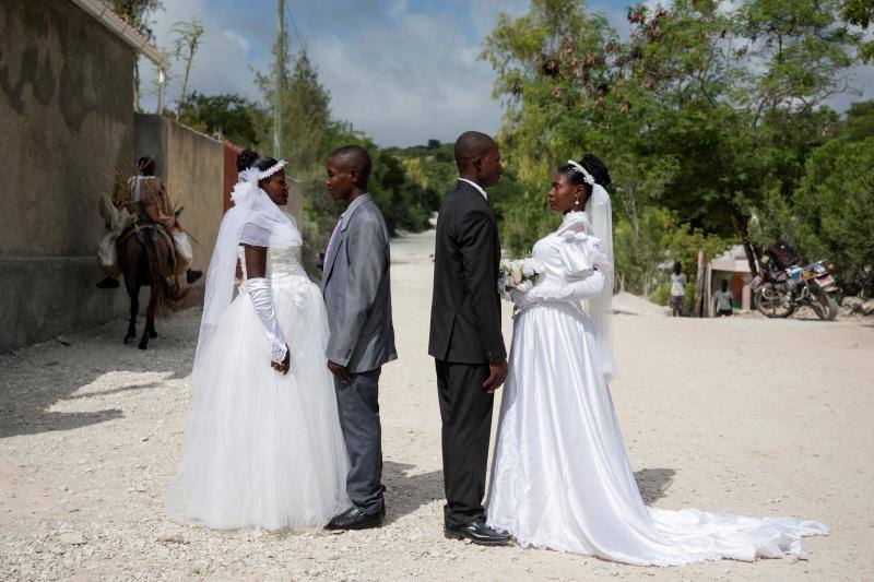 Patricia, que está embarazada, y su pareja, Obelson, contrajeron matrimonio en una ceremonia que celebraron de forma conjunta con otra pareja, que también esperaba un hijo, a la que no conocían para compartir los costos. En Baie de Henne, Nord. Departamento de Ouest, Haití, 27 de octubre de 2018. 