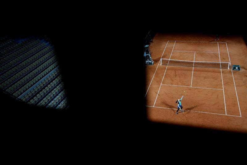 Las tenistas Johanna Konta y Coco Gauff Juegan un partido durante el Roland Garros, París, Francia, el 27 de septiembre de 2020. 