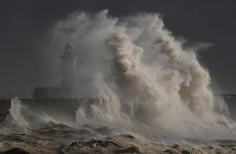 Grandes olas en el puerto en Newhaven, Gran Bretaña, el 11 de febrero de 2020. 