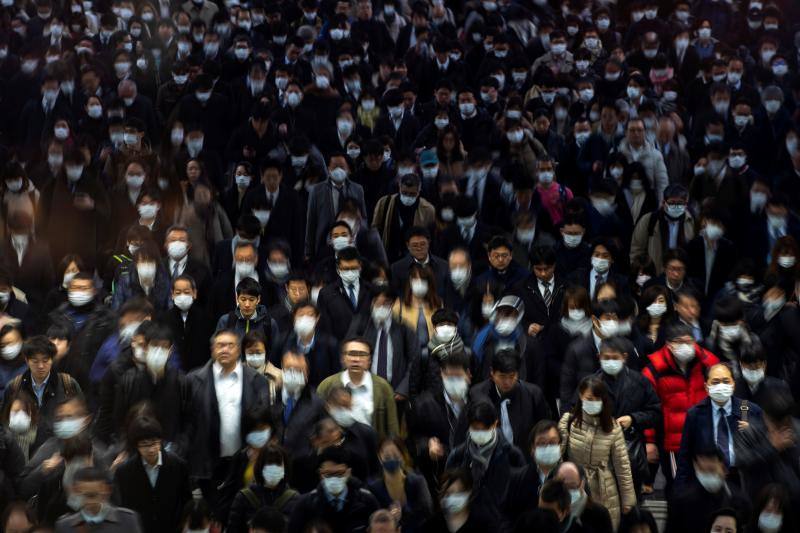 Una multitud de persona portando mascarillas para protegerse frente a la covid-19 en la estación de Shinagawa en Tokio, Japón, el 2 de marzo de 2020. 